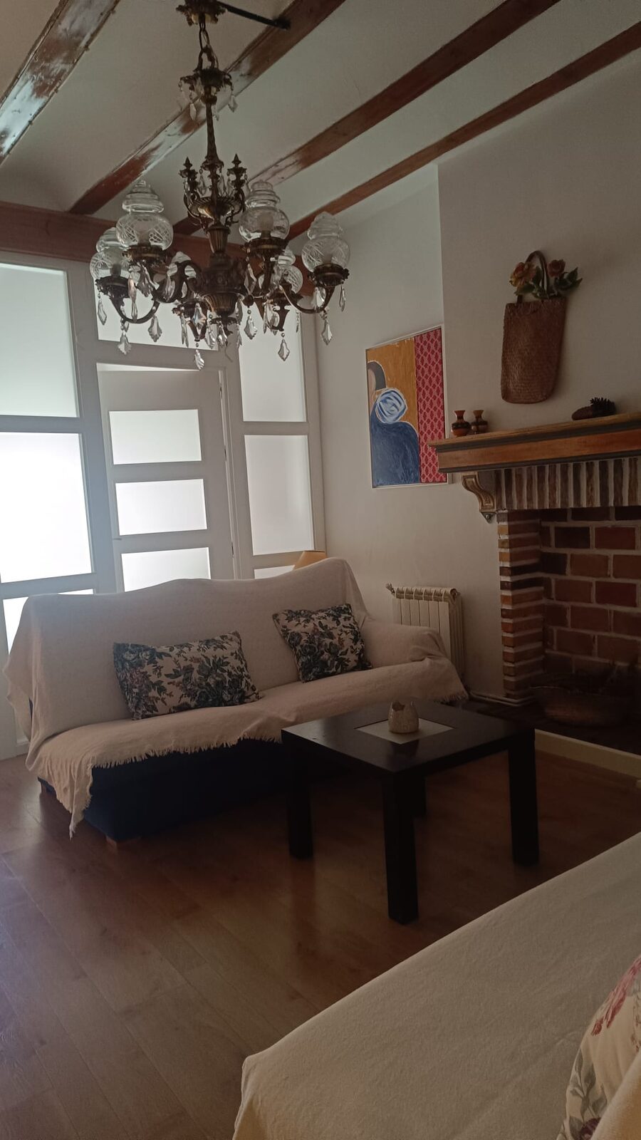 Salón acogedor con chimenea de la Casa Rural Boutique Alegría